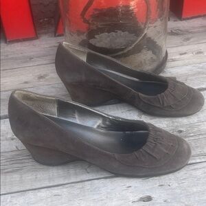 Me Too grey-brown Suede Round-Toe shoes